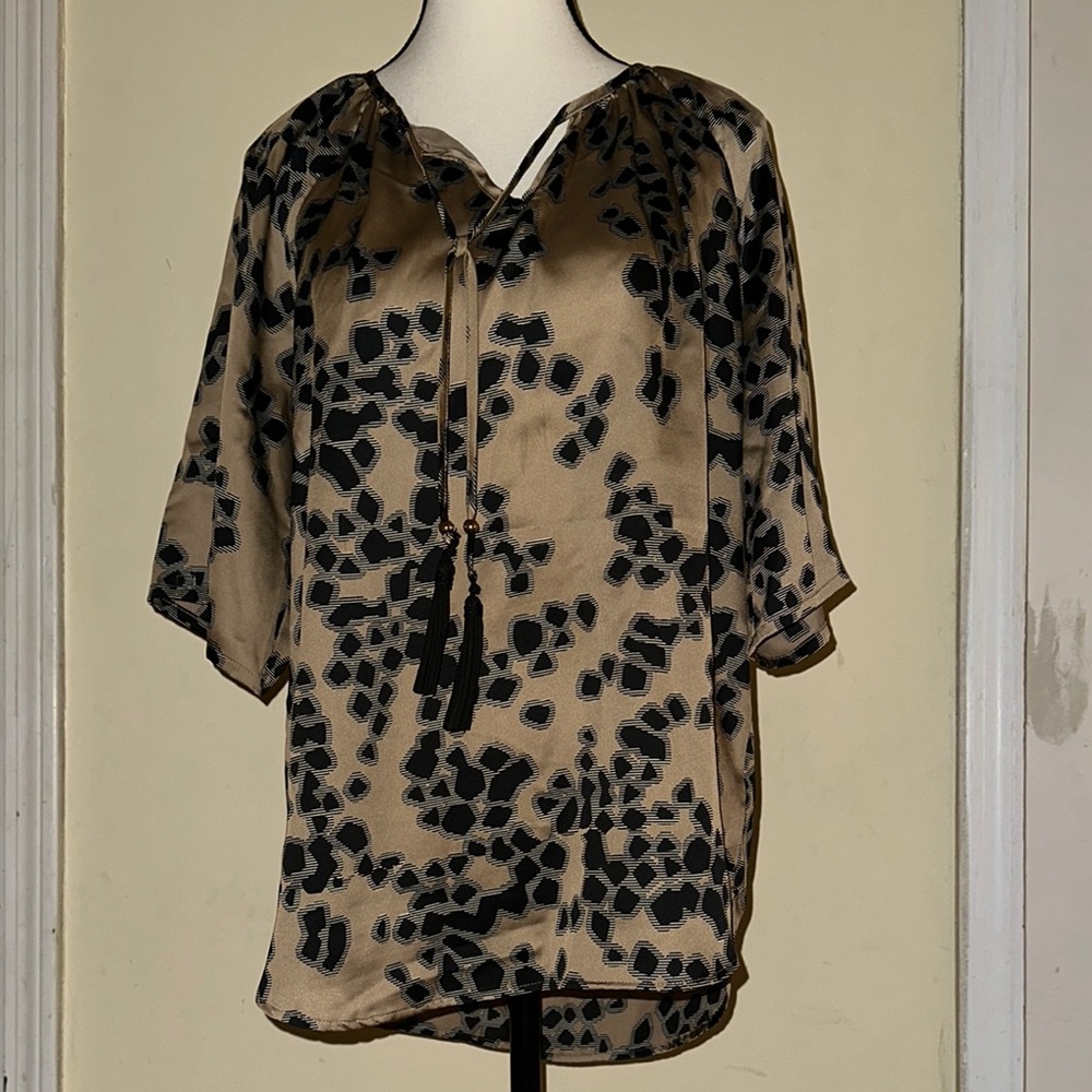 Dana Buchman Black and Tan Geometric Top!
